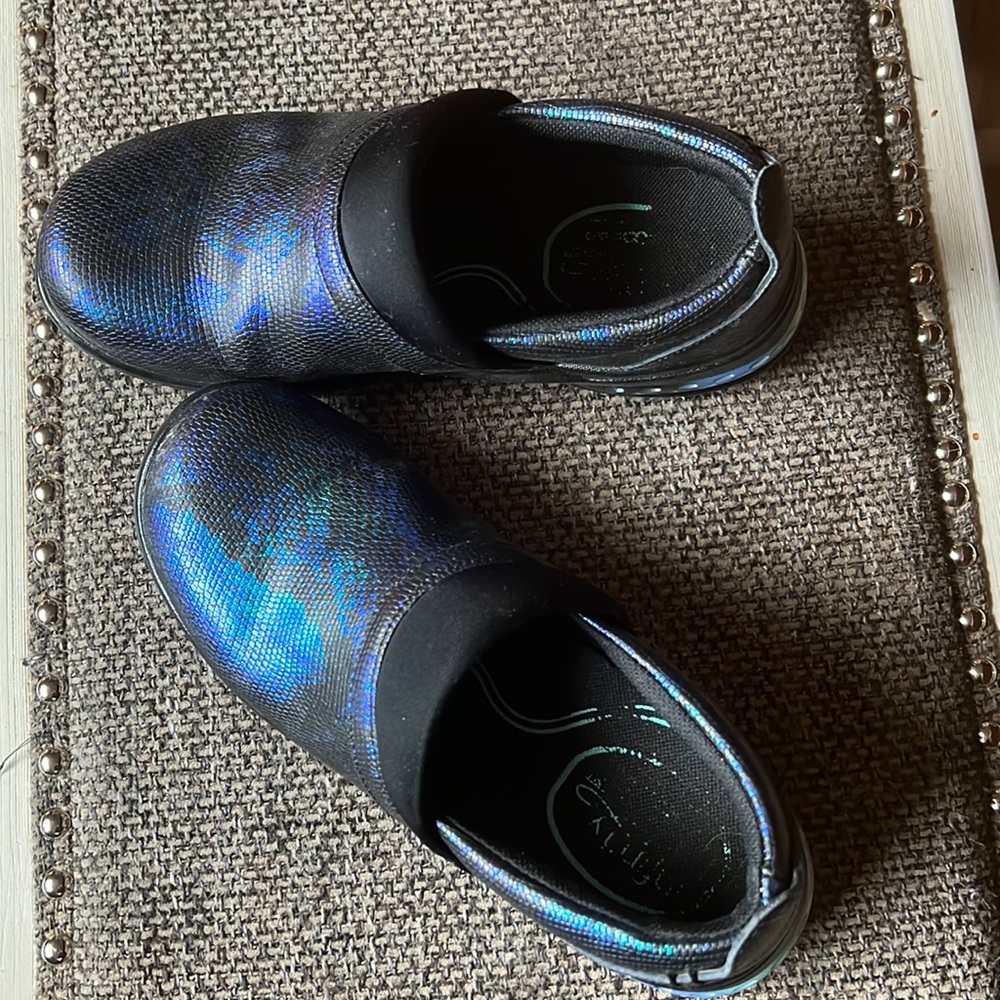 Infinity nursing shoes, slip resistant